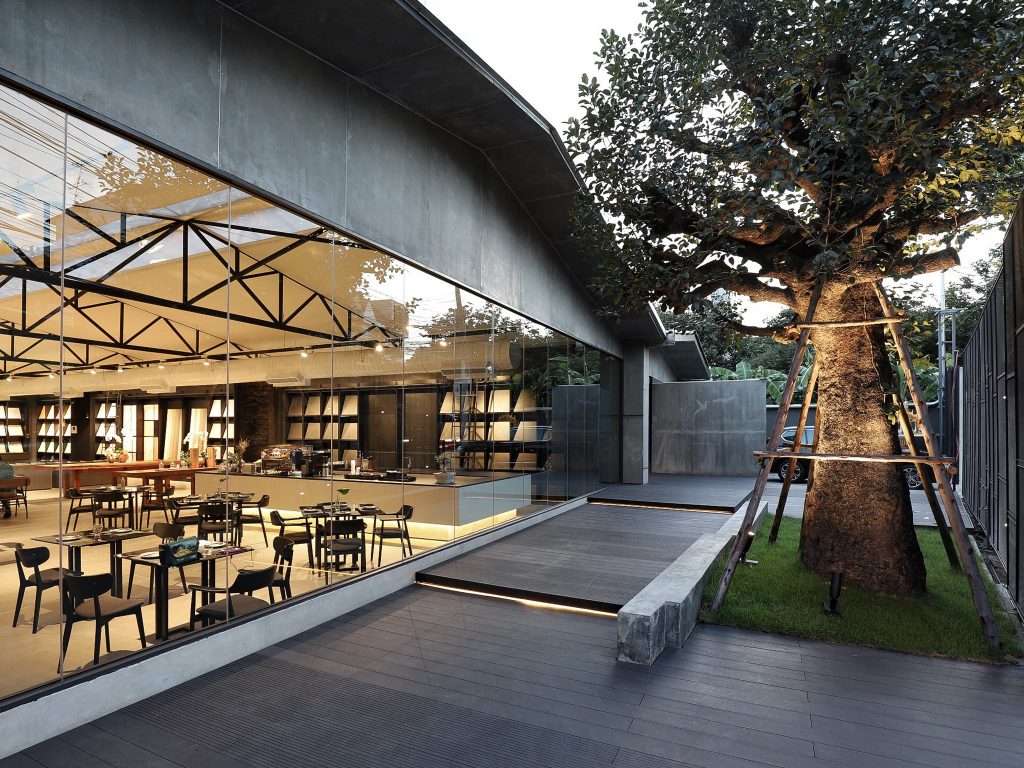 คุณพงษ์เทพ สกุลคู บริษัทออกัสท์ ดีไซน์ คอนซัลแตนท์ จำกัด บรรยายในหัวข้อ “ประสบการณ์และผลงานออกแบบ”