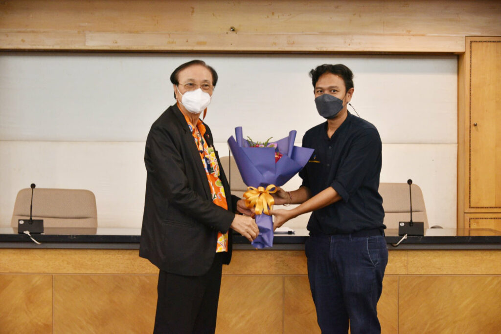 อธิการบดี มหาวิทยาลัยวลัยลักษณ์ มอบช่อดอกไม้แสดงความยินดีแก่อาจารย์สำนักวิชาสถาปัตย์ฯ