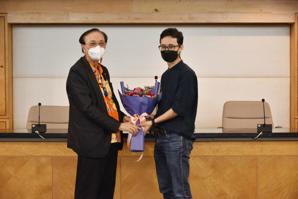 อธิการบดี มหาวิทยาลัยวลัยลักษณ์ มอบช่อดอกไม้แสดงความยินดีแก่อาจารย์สำนักวิชาสถาปัตย์ฯ