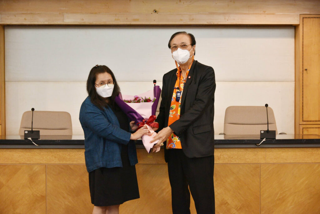 อธิการบดี มหาวิทยาลัยวลัยลักษณ์ มอบช่อดอกไม้แสดงความยินดีแก่อาจารย์สำนักวิชาสถาปัตย์ฯ