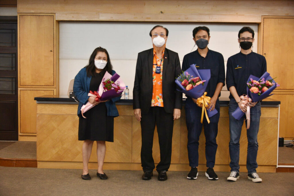 อธิการบดี มหาวิทยาลัยวลัยลักษณ์ มอบช่อดอกไม้แสดงความยินดีแก่อาจารย์สำนักวิชาสถาปัตย์ฯ