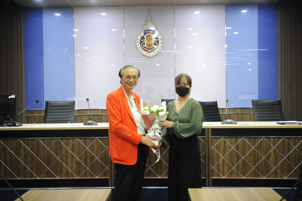 อธิการบดี ม.วลัยลักษณ์ มอบช่อดอกไม้แสดงความยินดีแก่อาจารย์สำนักวิชาสถาปัตย์ฯ ผู้ได้รับการเผยแพร่ตีพิมพ์ผลงานวิจัย ในฐานข้อมูล Scopus ระดับ Q1