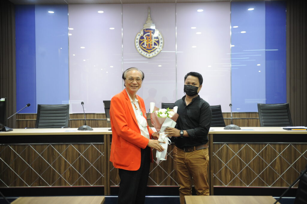 อธิการบดี ม.วลัยลักษณ์ มอบช่อดอกไม้แสดงความยินดีแก่อาจารย์สำนักวิชาสถาปัตย์ฯ ผู้ได้รับการเผยแพร่ตีพิมพ์ผลงานวิจัย ในฐานข้อมูล Scopus ระดับ Q1