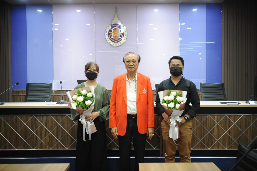 อธิการบดี ม.วลัยลักษณ์ มอบช่อดอกไม้แสดงความยินดีแก่อาจารย์สำนักวิชาสถาปัตย์ฯ ผู้ได้รับการเผยแพร่ตีพิมพ์ผลงานวิจัย ในฐานข้อมูล Scopus ระดับ Q1