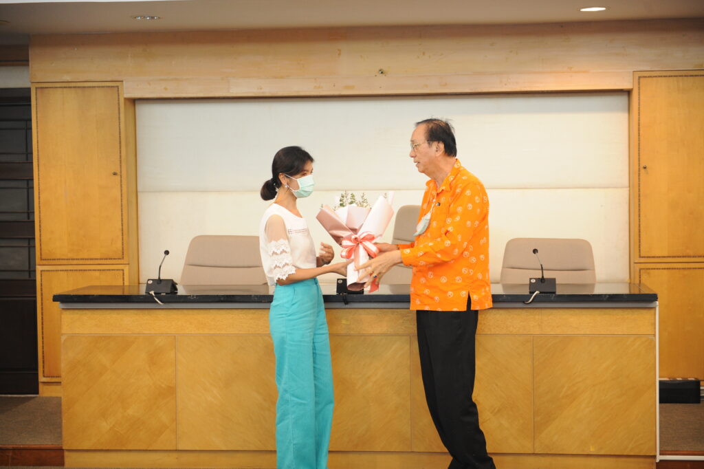 รักษาการแทนคณบดีสำนักวิชาสถาปัตยกรรมศาสตร์และการออกแบบ ม.วลัยลักษณ์ มอบช่อดอกไม้ให้แก่ผู้ช่วยศาสตราจารย์ นันท์นภัส เพชรคงทอง ซึ่งได้รับการเผยแพร่ตีพิมพ์งานวิจัย