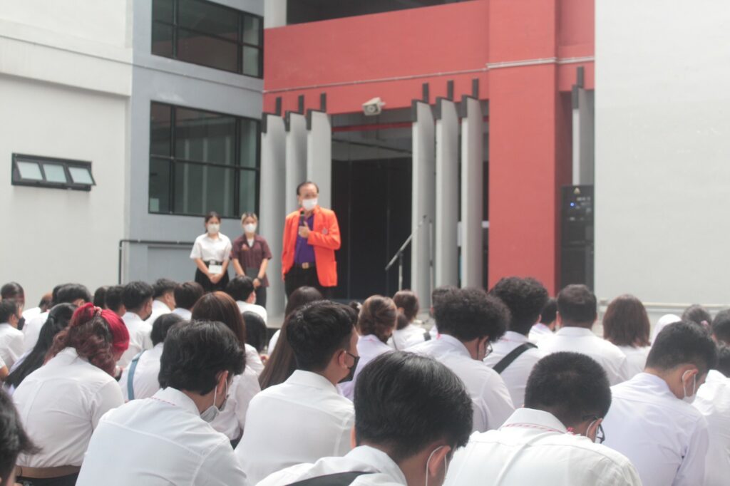 ภาพบรรยากาศ ศาสตราจารย์ ดร.สมบัติ ธำรงธัญวงศ์ รักษาการแทนอธิการบดี กล่าวแสดงความยินดี และให้โอวาท แก่นักศึกษาชั้นปีที่1