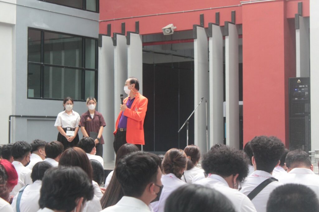 ภาพบรรยากาศ ศาสตราจารย์ ดร.สมบัติ ธำรงธัญวงศ์ รักษาการแทนอธิการบดี กล่าวแสดงความยินดี และให้โอวาท แก่นักศึกษาชั้นปีที่1