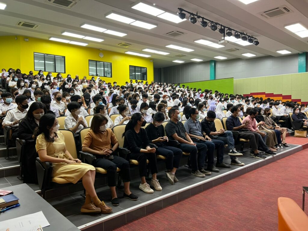 กิจกรรม "รักษาการแทนคณบดีพบนักศึกษาทุกชั้นปี"