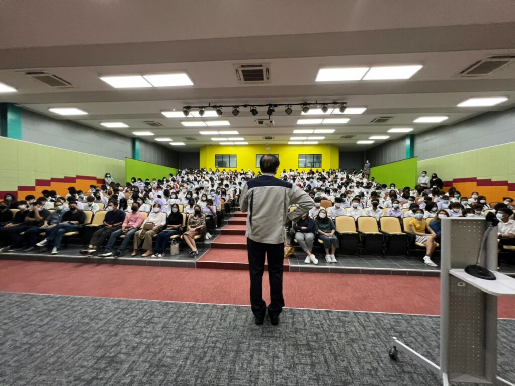 กิจกรรม "รักษาการแทนคณบดีพบนักศึกษาทุกชั้นปี"
