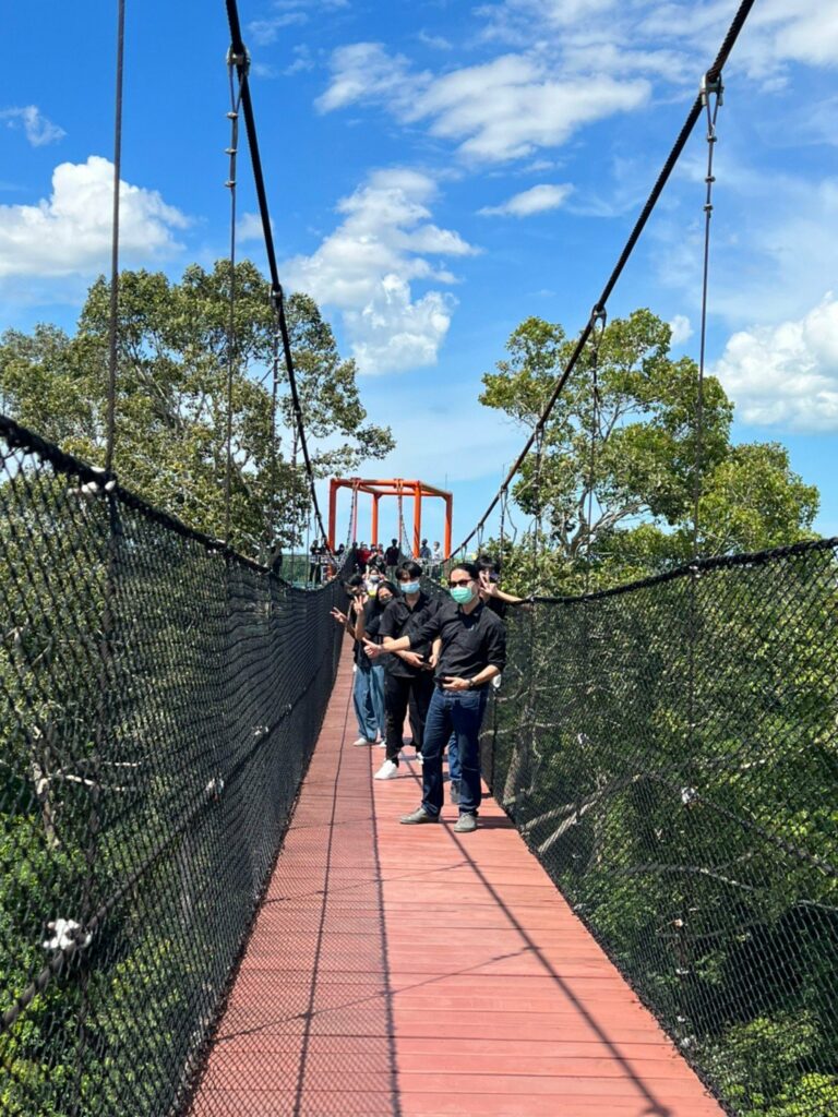 ภาพบรรยากาศของ น้องๆนักศึกษา และ คณาจารย์สำนักวิชาสถาปัตยกรรมศาสตร์และการออกแบบ กับภาระกิจพิชิตหอชมฟ้า