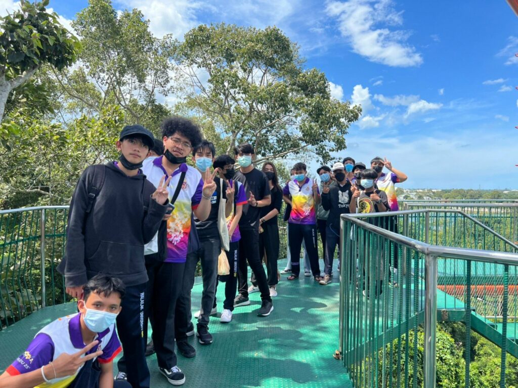 ภาพบรรยากาศของ น้องๆนักศึกษา และ คณาจารย์สำนักวิชาสถาปัตยกรรมศาสตร์และการออกแบบ กับภาระกิจพิชิตหอชมฟ้า