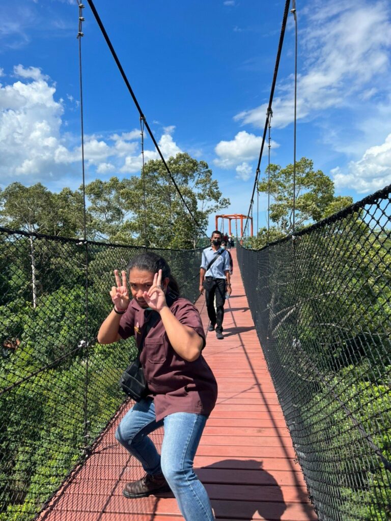 ภาพบรรยากาศของ น้องๆนักศึกษา และ คณาจารย์สำนักวิชาสถาปัตยกรรมศาสตร์และการออกแบบ กับภาระกิจพิชิตหอชมฟ้า