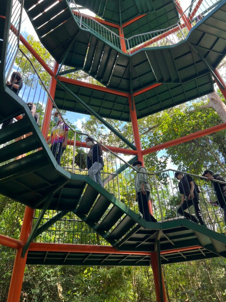 ภาพบรรยากาศของ น้องๆนักศึกษา และ คณาจารย์สำนักวิชาสถาปัตยกรรมศาสตร์และการออกแบบ กับภาระกิจพิชิตหอชมฟ้า