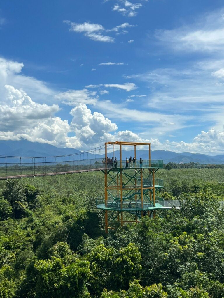 ภาพบรรยากาศของ น้องๆนักศึกษา และ คณาจารย์สำนักวิชาสถาปัตยกรรมศาสตร์และการออกแบบ กับภาระกิจพิชิตหอชมฟ้า