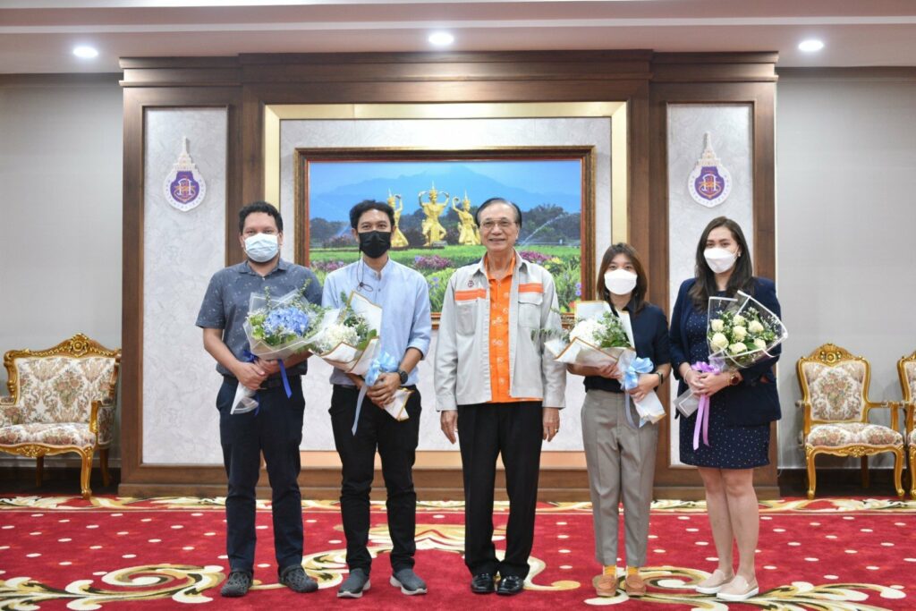 อาจารย์สำนักวิชาสถาปัตยกรรมศาตร์และการออกแบบ ร่วมรับช่อดอกไม้แสดงความยินดีผู้ได้รับประกาศนียบัตรของ UKPSF ระดับ Fellow โดย ศาสตราจารย์ ดร.สมบัติ ธำรงธัญวงศ์ รักษาการแทนอธิการบดีมหาวิทยาลัยวลัยลักษณ์