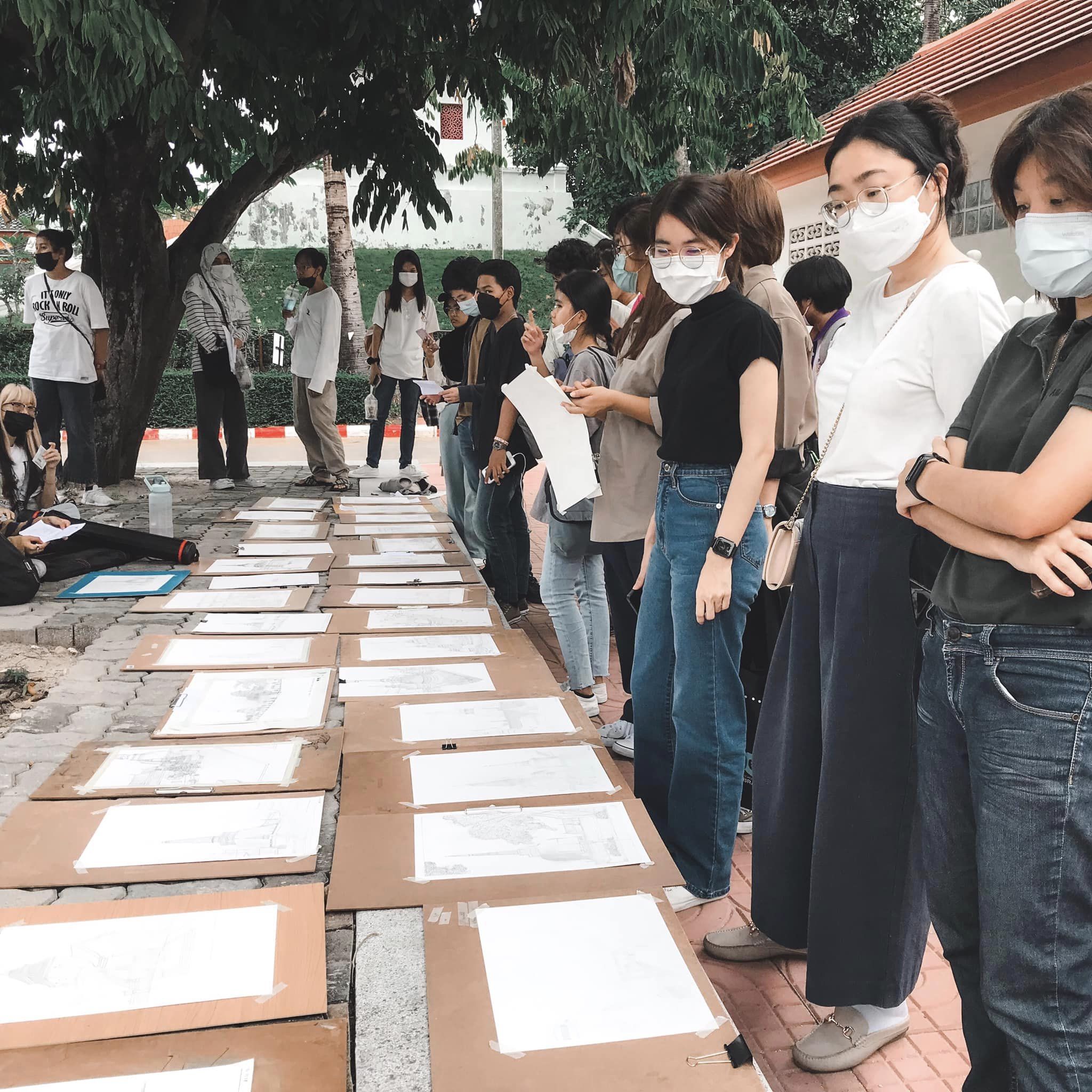 นักศึกษาชั้นปีที่ 1 สาขาการออกแบบภายใน กับการออกไปเขียนภาพทัศนียภาพนอกสถานที่