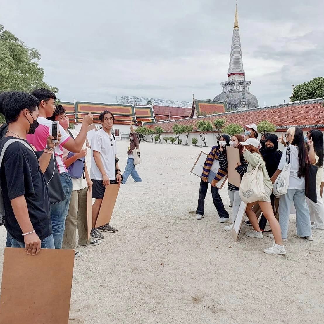 นักศึกษาชั้นปีที่ 1 สาขาการออกแบบภายใน กับการออกไปเขียนภาพทัศนียภาพนอกสถานที่