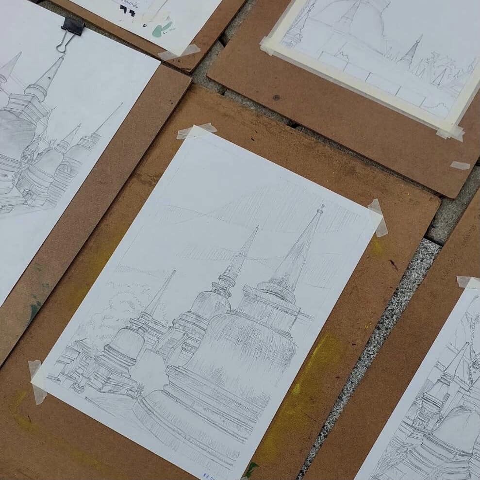 นักศึกษาชั้นปีที่ 1 สาขาการออกแบบภายใน กับการออกไปเขียนภาพทัศนียภาพนอกสถานที่