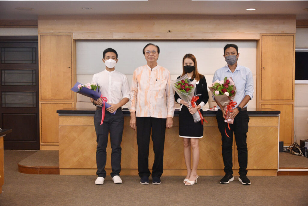 รักษาการแทนคณบดีสำนักวิชาสถาปัตยกรรมศาสตร์และการออกแบบ มอบช่อดอกไม้แสดงความยินดีแก่อาจารย์ที่ได้รับการแต่งตั้งให้ดำรงตำแหน่งทางวิชาการ และอาจารย์ที่ได้รับประกาศนียบัตร UKPSF