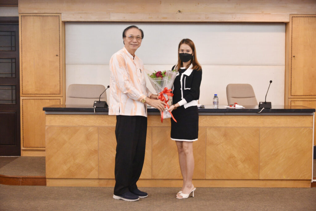 รักษาการแทนคณบดีสำนักวิชาสถาปัตยกรรมศาสตร์และการออกแบบ มอบช่อดอกไม้แสดงความยินดีแก่อาจารย์ที่ได้รับการแต่งตั้งให้ดำรงตำแหน่งทางวิชาการ และอาจารย์ที่ได้รับประกาศนียบัตร UKPSF