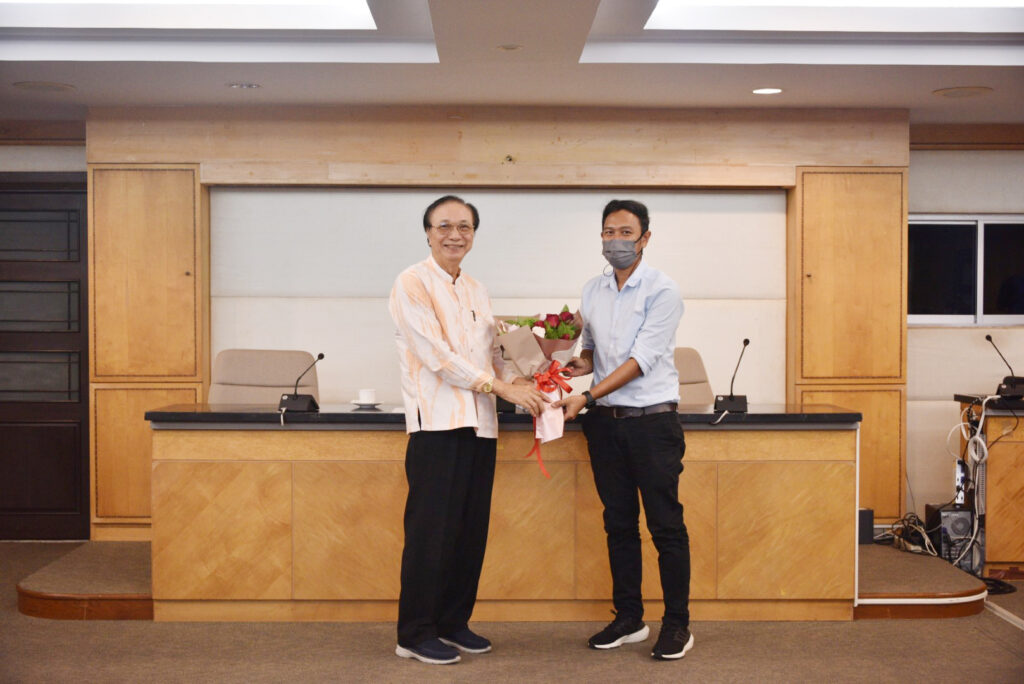 รักษาการแทนคณบดีสำนักวิชาสถาปัตยกรรมศาสตร์และการออกแบบ มอบช่อดอกไม้แสดงความยินดีแก่อาจารย์ที่ได้รับการแต่งตั้งให้ดำรงตำแหน่งทางวิชาการ และอาจารย์ที่ได้รับประกาศนียบัตร UKPSF