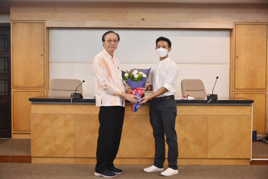 รักษาการแทนคณบดีสำนักวิชาสถาปัตยกรรมศาสตร์และการออกแบบ มอบช่อดอกไม้แสดงความยินดีแก่อาจารย์ที่ได้รับการแต่งตั้งให้ดำรงตำแหน่งทางวิชาการ และอาจารย์ที่ได้รับประกาศนียบัตร UKPSF