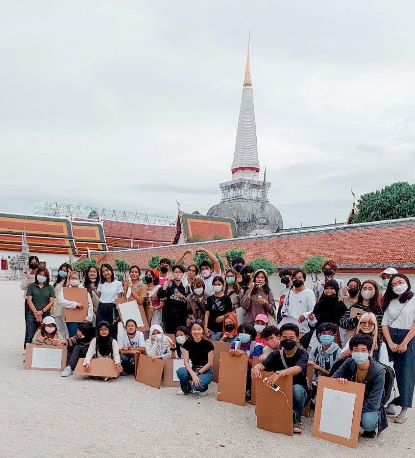 นักศึกษาชั้นปีที่ 1 สาขาการออกแบบภายใน กับการออกไปเขียนภาพทัศนียภาพนอกสถานที่