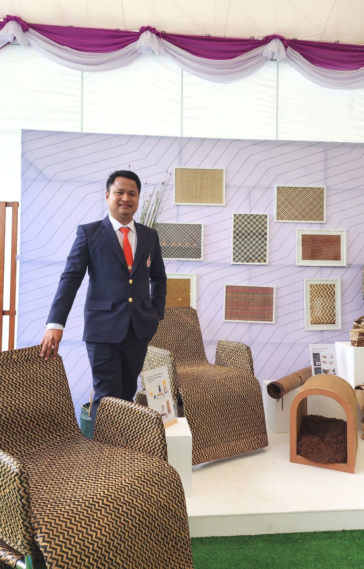 ผู้ช่วยศาสตราจารย์ภริตพร แก้มแกมเสือ และ ผู้ช่วยศาสตราจารย์ปรัชญา กฤษณะพันธ์ ร่วมเข้าเฝ้าทูลละอองพระบาทในการนำเสนอผลงานออกแบบแก่ สมเด็จพระกนิษฐาธิราชเจ้า กรมสมเด็จพระเทพรัตนราชสุดาฯ สยามบรมราชกุมารี ในส่วนนิทรรศการ ๓๐ ปี อพ.สธ.