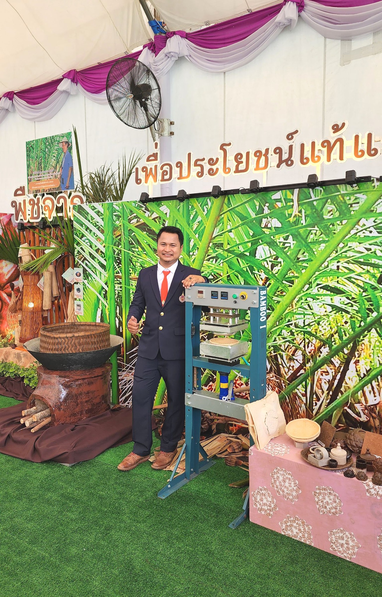 ผู้ช่วยศาสตราจารย์ภริตพร แก้มแกมเสือ และ ผู้ช่วยศาสตราจารย์ปรัชญา กฤษณะพันธ์ ร่วมเข้าเฝ้าทูลละอองพระบาทในการนำเสนอผลงานออกแบบแก่ สมเด็จพระกนิษฐาธิราชเจ้า กรมสมเด็จพระเทพรัตนราชสุดาฯ สยามบรมราชกุมารี ในส่วนนิทรรศการ ๓๐ ปี อพ.สธ.