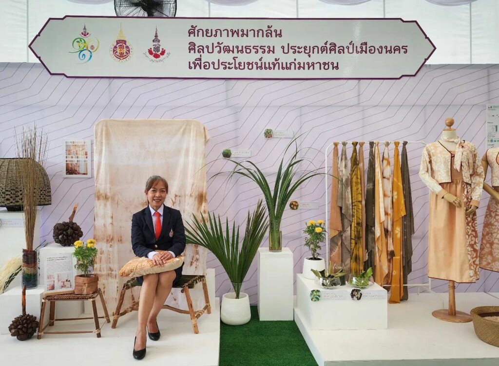 ผู้ช่วยศาสตราจารย์ภริตพร แก้มแกมเสือ และ ผู้ช่วยศาสตราจารย์ปรัชญา กฤษณะพันธ์ ร่วมเข้าเฝ้าทูลละอองพระบาทในการนำเสนอผลงานออกแบบแก่ สมเด็จพระกนิษฐาธิราชเจ้า กรมสมเด็จพระเทพรัตนราชสุดาฯ สยามบรมราชกุมารี ในส่วนนิทรรศการ ๓๐ ปี อพ.สธ.