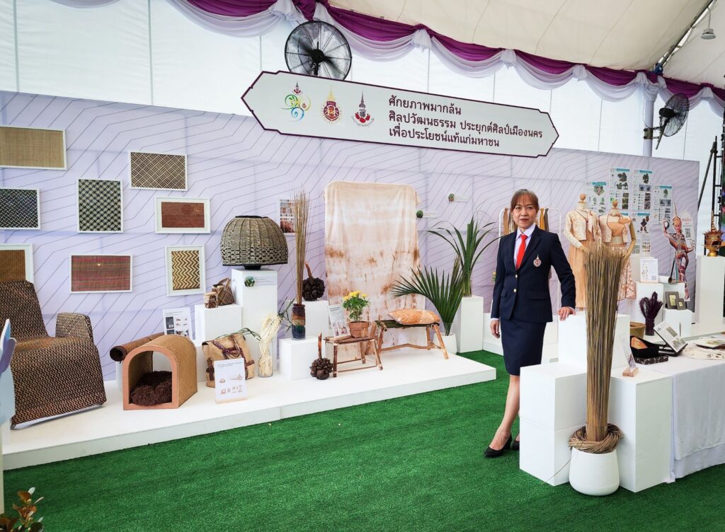 ผู้ช่วยศาสตราจารย์ภริตพร แก้มแกมเสือ และ ผู้ช่วยศาสตราจารย์ปรัชญา กฤษณะพันธ์ ร่วมเข้าเฝ้าทูลละอองพระบาทในการนำเสนอผลงานออกแบบแก่ สมเด็จพระกนิษฐาธิราชเจ้า กรมสมเด็จพระเทพรัตนราชสุดาฯ สยามบรมราชกุมารี ในส่วนนิทรรศการ ๓๐ ปี อพ.สธ.