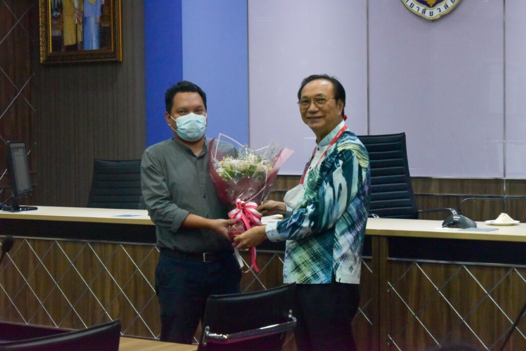 อธิการบดีมอบช่อดอกไม้แสดงความยินดี แก่อาจารย์สำนักวิชาสถาปัตย์ฯ