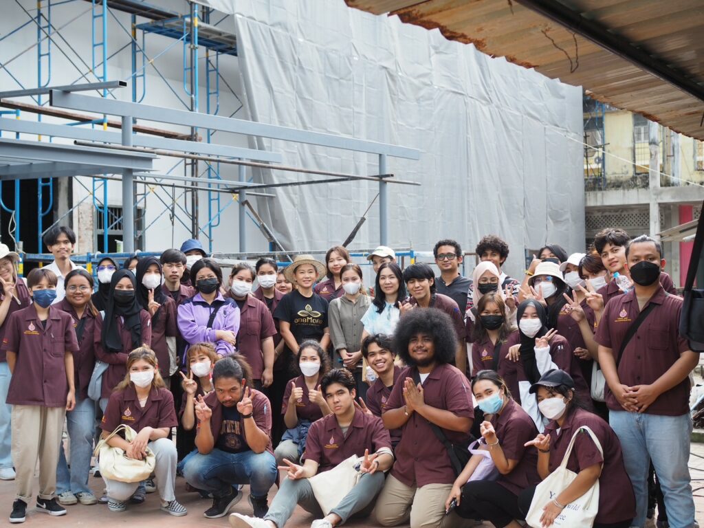 ภาพบรรยายการเรียนการสอนนอกห้องเรียน ของนักศึกษาชั้นปีที่ 3 สาขาสถาปัตยกรรม “การปรับปรุงตึกยาวบวรนคร ต.ท่าวัง จ.นครศรีธรรมราช”