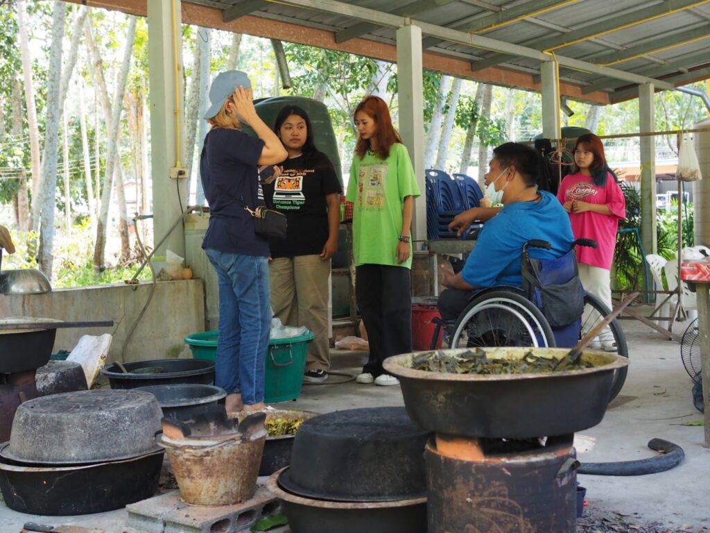 โครงการศึกษาการย้อมผ้าด้วยพันธุ์พืชในสวนสมรมและแนวทางการพัฒนาสู่ผลิตภัณฑ์เชิงเศรษฐกิจสร้างสรรค์