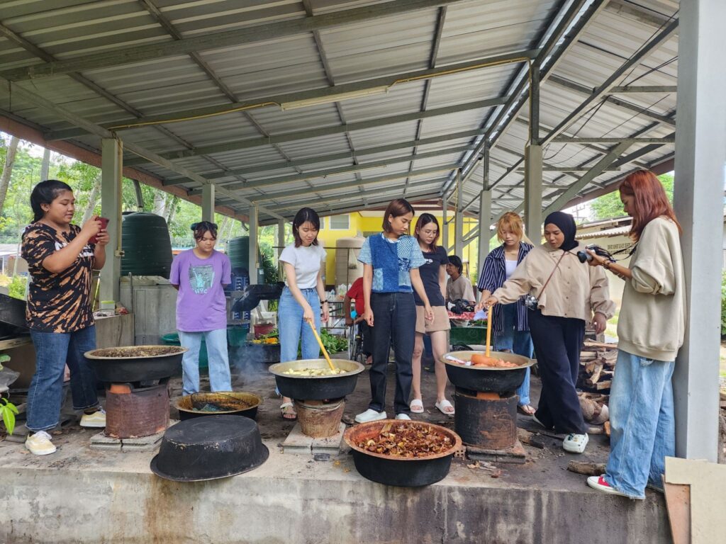 โครงการศึกษาการย้อมผ้าด้วยพันธุ์พืชในสวนสมรมและแนวทางการพัฒนาสู่ผลิตภัณฑ์เชิงเศรษฐกิจสร้างสรรค์