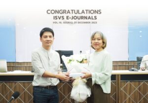 รักษาการแทนคณบดีมอบช่อดอกไม้และของที่ระลึก แสดงความยินดีกับ ผศ.ภริตพร แก้วแกมเสือ ที่ได้รับการตีพิมพ์บทความวิจัย ที่อยู่ในฐาน SCOPUS Q1 : Percentile 98