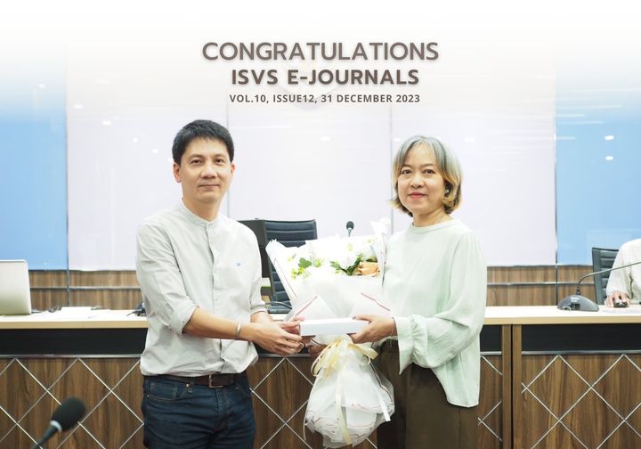 รักษาการแทนคณบดีมอบช่อดอกไม้และของที่ระลึก แสดงความยินดีกับ ผศ.ภริตพร แก้วแกมเสือ ที่ได้รับการตีพิมพ์บทความวิจัย ที่อยู่ในฐาน SCOPUS Q1 : Percentile 98