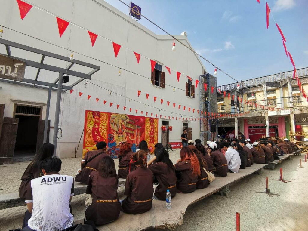 นักศึกษาสาขาสถาปัตยกรรม เยี่ยมชมดูงาน และฟังบรรยายพิเศษในหัวข้อ"ประวัติศาสตร์และการออกแบบชุมชนย่านท่าวัง"