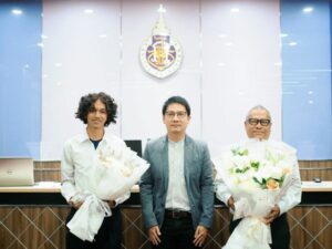 คณบดีมอบช่อดอกไม้และของที่ระลึกกับอาจารย์และนักศึกษาที่ได้รับรางวัลระดับชาติ