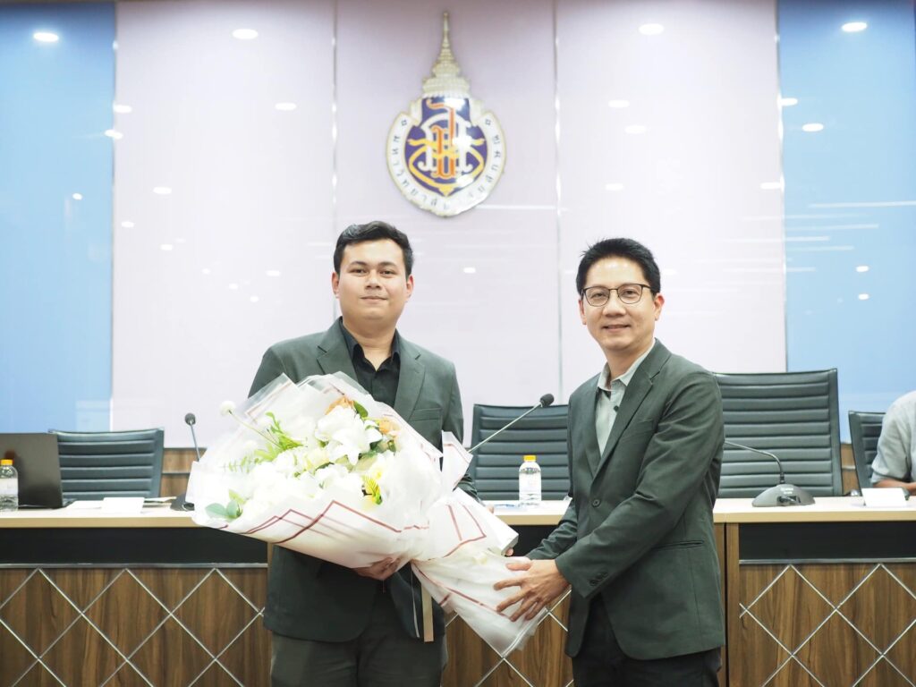 คณบดีมอบช่อดอกไม้และของที่ระลึกกับ อาจารย์กันตพงศ์ ศรีเมือง ที่ได้รับการรับรองมาตรฐาน UKPSF