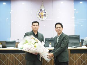 คณบดีมอบช่อดอกไม้และของที่ระลึกกับ อาจารย์กันตพงศ์ ศรีเมือง ที่ได้รับการรับรองมาตรฐาน UKPSF