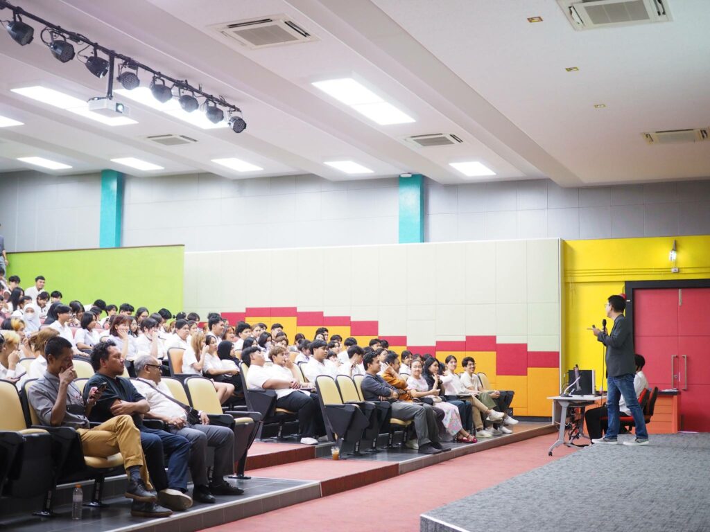 วันนี้ (วันพุธ ที่ 26 มิถุนายน 2567) A.D. Meeting กิจกรรมรักษาการแทนคณบดี ผู้บริหารสำนักวิชาฯ และคณาจารย์นัดพบเพื่อพูดคุยกับนักศึกษาสถาปัตย์ฯ ทุกชั้นปี ในเรื่องของการพัฒนาและขับเคลื่อนสำนักวิชาในหลายๆแง่ รวมถึงการสร้างความโดดเด่นให้กับสำนักวิชาสถาปัตย์ฯวลัยลักษณ์ ณ ห้องศรีธรรมราช (ห้อง slope ชั้น 3 ตึกสถาปัตย์)