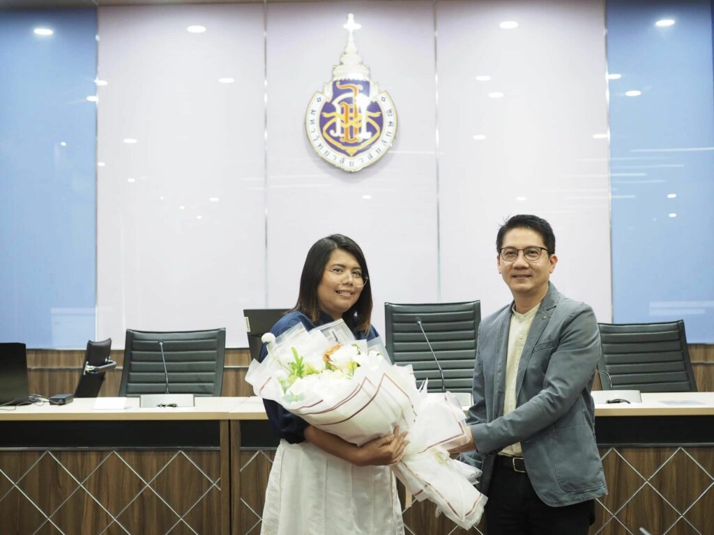 วันที่ 3 กรกฎาคม 2567 ในพิธีก่อนวาระการประชุมอาจารย์ประจำสำนักวิชา ครั้งที่ 7/2567 รองศาสตราจารย์ ดร.วิรุจ ถิ่นนคร รักษาการแทนคณบดี สำนักวิชาสถาปัตยกรรมศาสตร์และการออกแบบ มอบช่อดอกไม้และของที่ระลึกกับ ผศ.สุผาณิต วิเศษสาธร อาจารย์สาขาสถาปัตกรรม สำนักวิชาสถาปัตยกรรมศาสตร์และการออกแบบ มหาวิทยาลัยวลัยลักษณ์ ที่ได้รับการรับรองมาตรฐานวิชาชีพเพื่อการสอนตามกรอบมาตรฐาน UKPSF ระดับ Fellow (FHEA) senior Fellow และอาจารย์ธนากร อนุรักษ์ ที่ได้รับการรับรองมาตรฐานวิชาชีพเพื่อการสอนตามกรอบมาตรฐาน UKPSF ระดับ Fellow (FHEA)