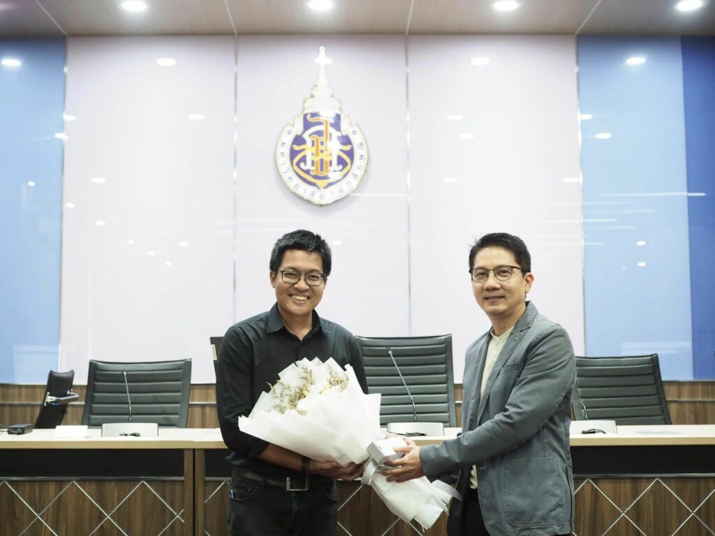 วันที่ 3 กรกฎาคม 2567 ในพิธีก่อนวาระการประชุมอาจารย์ประจำสำนักวิชา ครั้งที่ 7/2567 รองศาสตราจารย์ ดร.วิรุจ ถิ่นนคร รักษาการแทนคณบดี สำนักวิชาสถาปัตยกรรมศาสตร์และการออกแบบ มอบช่อดอกไม้และของที่ระลึกกับ ผศ.สุผาณิต วิเศษสาธร อาจารย์สาขาสถาปัตกรรม สำนักวิชาสถาปัตยกรรมศาสตร์และการออกแบบ มหาวิทยาลัยวลัยลักษณ์ ที่ได้รับการรับรองมาตรฐานวิชาชีพเพื่อการสอนตามกรอบมาตรฐาน UKPSF ระดับ Fellow (FHEA) senior Fellow และอาจารย์ธนากร อนุรักษ์ ที่ได้รับการรับรองมาตรฐานวิชาชีพเพื่อการสอนตามกรอบมาตรฐาน UKPSF ระดับ Fellow (FHEA)