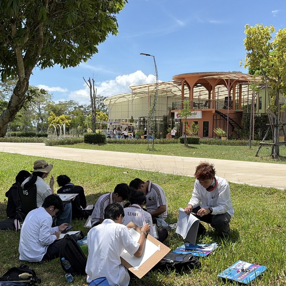 ภาพบรรยากาศนักศึกษาหลักสูตรสถาปัตยกรรมศาสตร์ และการออกแบบภายใน ร่วมฝึกทักษะการวาดภาพและลงสีน้ำในหัวข้อ เรือนกล้วยไม้ ณ สวนพฤกษศาสตร์ มหาวิทยาลัยวลัยลักษณ์