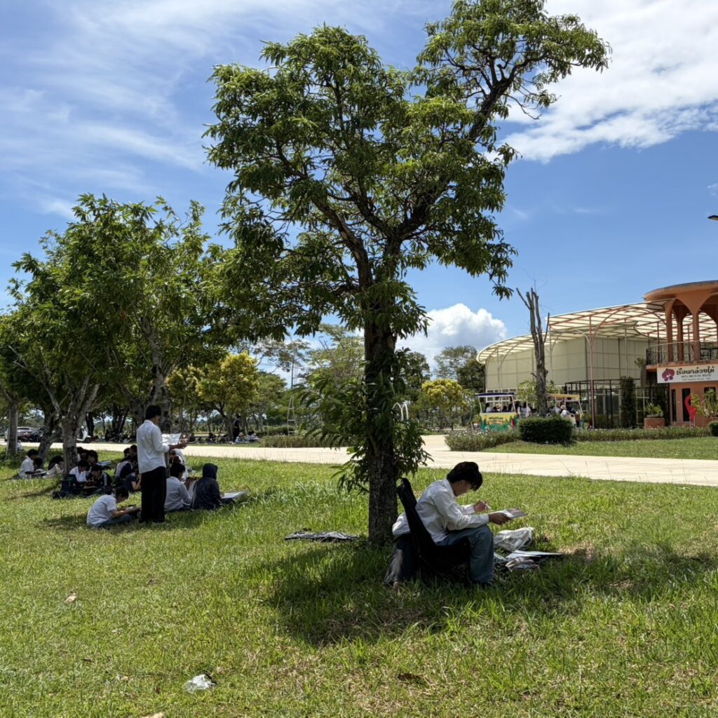 ภาพบรรยากาศนักศึกษาหลักสูตรสถาปัตยกรรมศาสตร์ และการออกแบบภายใน ร่วมฝึกทักษะการวาดภาพและลงสีน้ำในหัวข้อ เรือนกล้วยไม้ ณ สวนพฤกษศาสตร์ มหาวิทยาลัยวลัยลักษณ์
