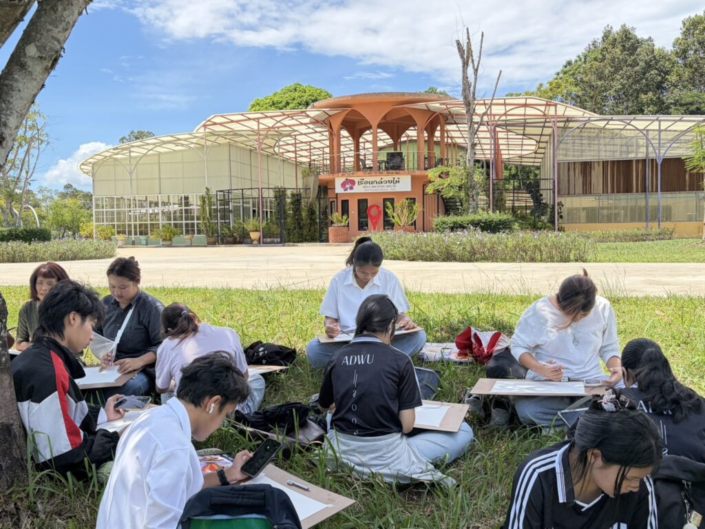 ภาพบรรยากาศนักศึกษาหลักสูตรสถาปัตยกรรมศาสตร์ และการออกแบบภายใน ร่วมฝึกทักษะการวาดภาพและลงสีน้ำในหัวข้อ เรือนกล้วยไม้ ณ สวนพฤกษศาสตร์ มหาวิทยาลัยวลัยลักษณ์
