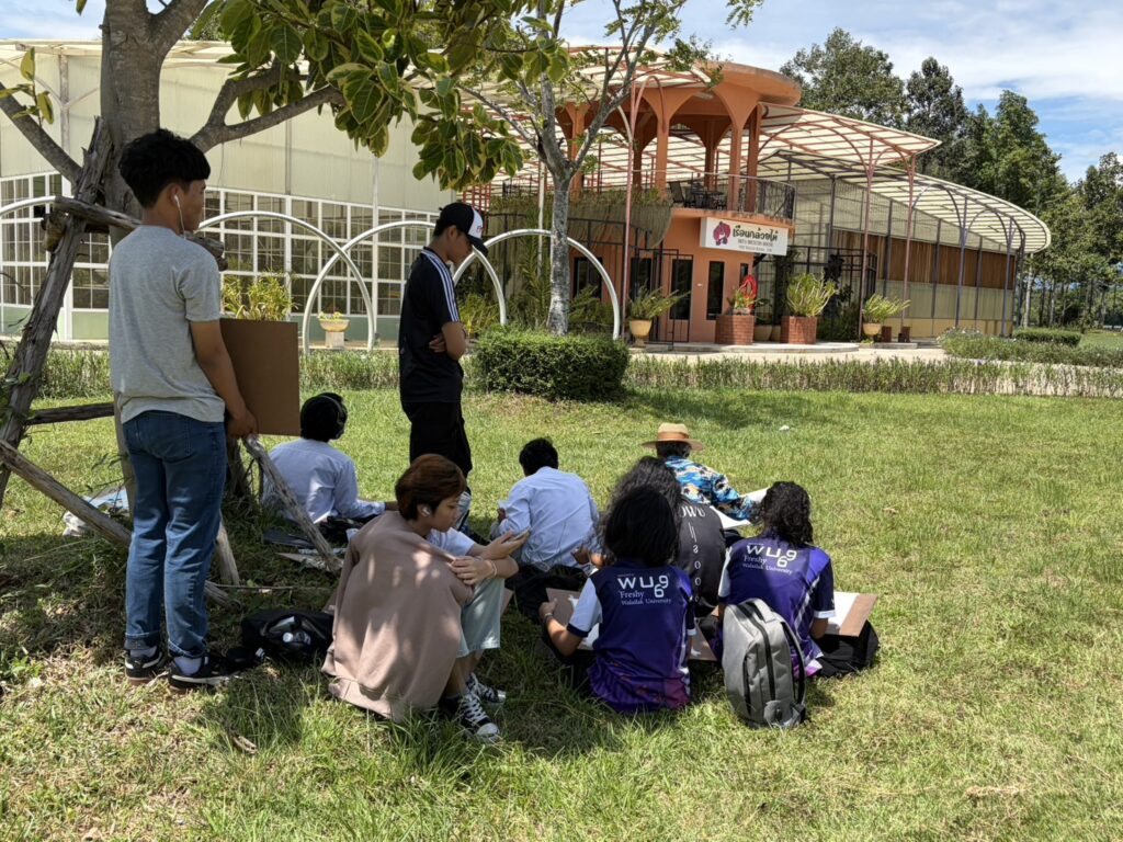 ภาพบรรยากาศนักศึกษาหลักสูตรสถาปัตยกรรมศาสตร์ และการออกแบบภายใน ร่วมฝึกทักษะการวาดภาพและลงสีน้ำในหัวข้อ เรือนกล้วยไม้ ณ สวนพฤกษศาสตร์ มหาวิทยาลัยวลัยลักษณ์