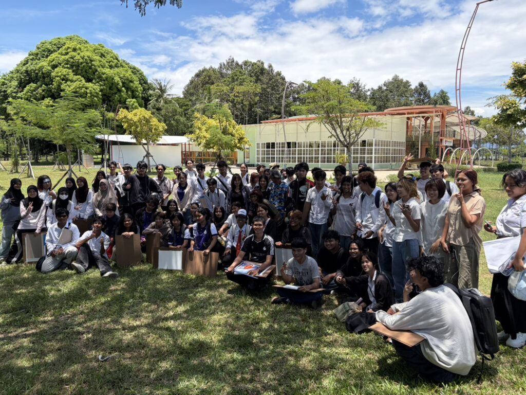ภาพบรรยากาศนักศึกษาหลักสูตรสถาปัตยกรรมศาสตร์ และการออกแบบภายใน ร่วมฝึกทักษะการวาดภาพและลงสีน้ำในหัวข้อ เรือนกล้วยไม้ ณ สวนพฤกษศาสตร์ มหาวิทยาลัยวลัยลักษณ์